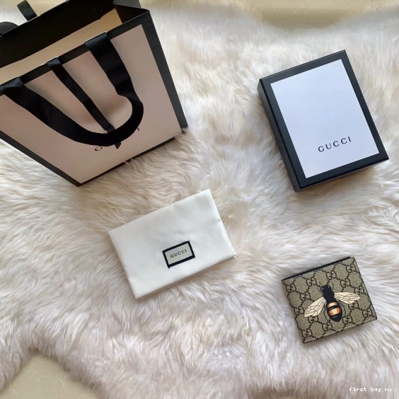 First bag ru GUCCI WALLET 0810